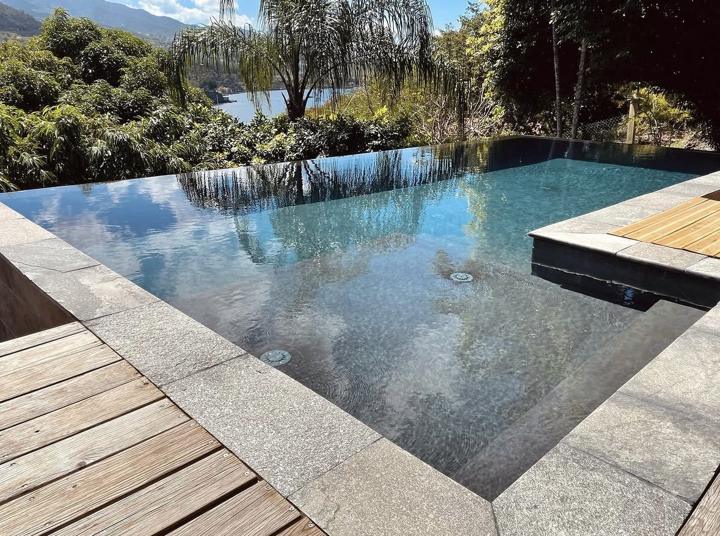 Piscine à débordement réalisée par SL CONCEPT BTP